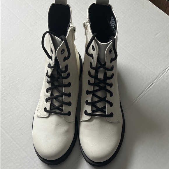 Time and Tru White Lace Up Boots - Picture 4 of 7